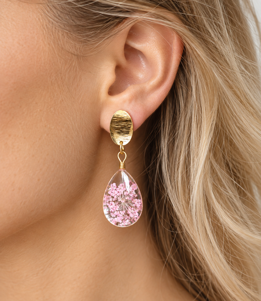 Gouden Oorbellen met Roze Bloemen – Glazen Druppelhangers