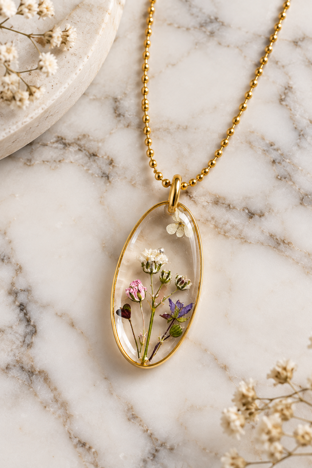 Goudkleurige ketting met transparante bloemenhanger – echte droogbloemen