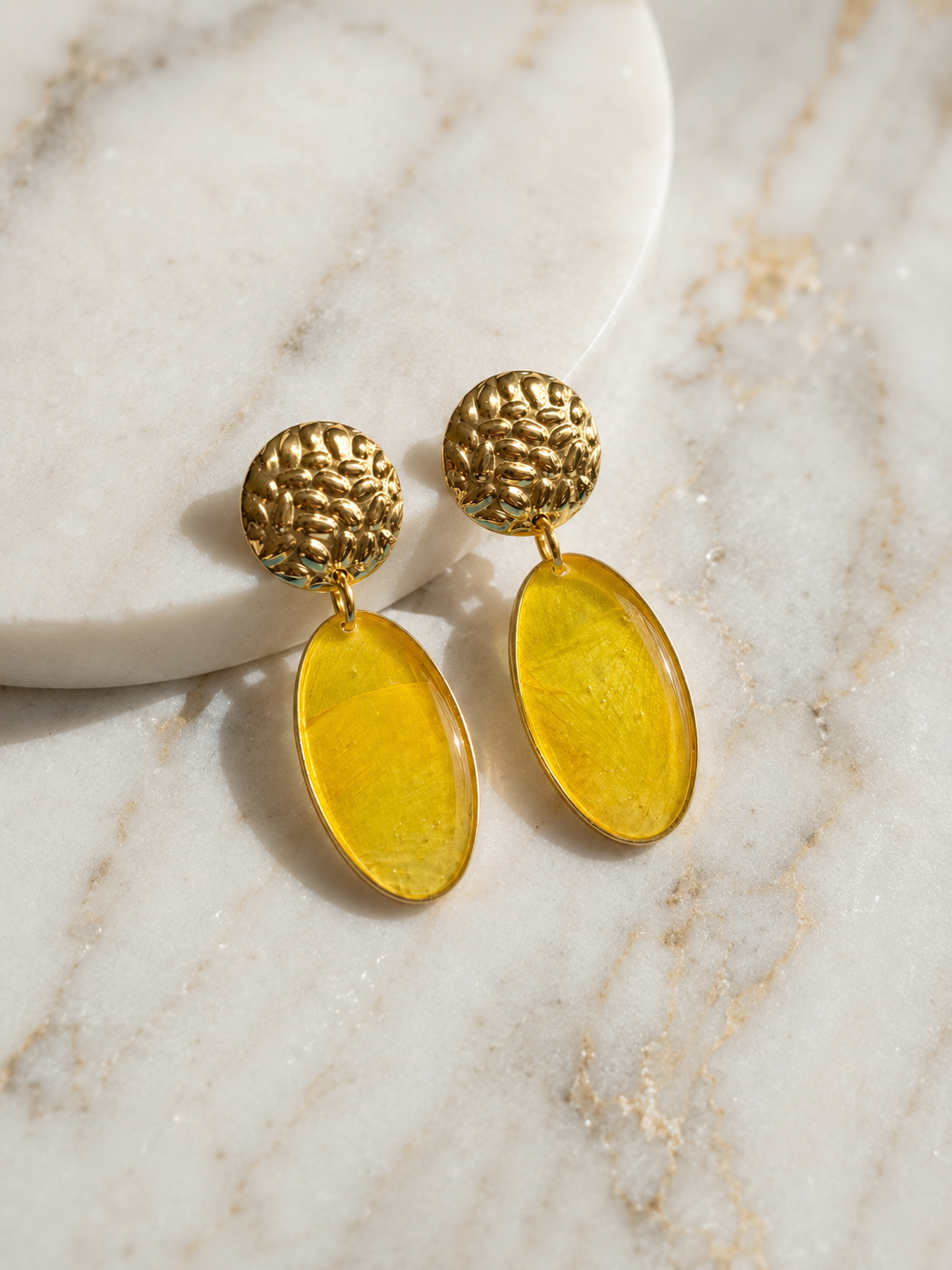 Gouden statement oorbellen met gele bloem