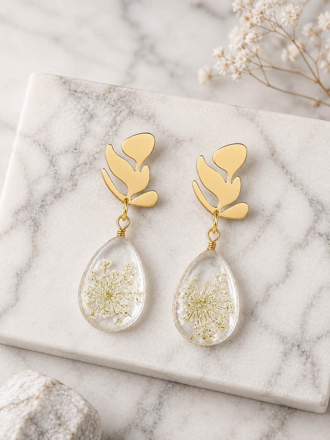 Gouden Oorbellen met Witte Droogbloemen – Botanisch & Handgemaakt