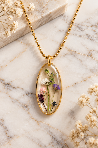 Goudkleurige ketting met transparante bloemenhanger – echte droogbloemen