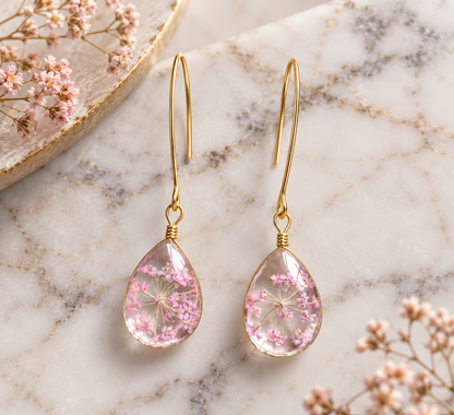 Gouden Oorbellen met Roze Bloemen – Glazen Druppelhangers