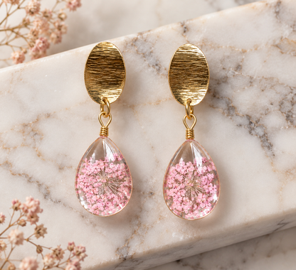 Gouden Oorbellen met Roze Bloemen – Glazen Druppelhangers