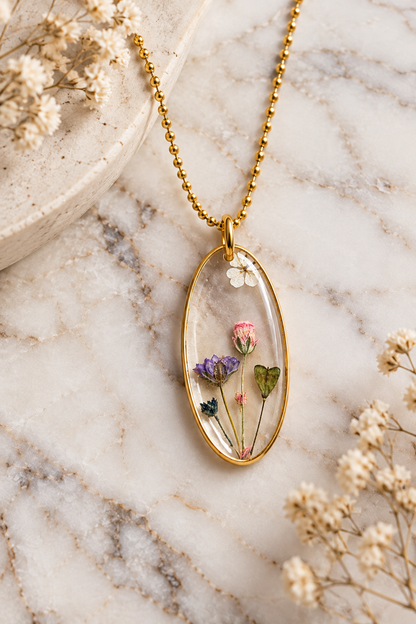 Goudkleurige ketting met transparante bloemenhanger – echte droogbloemen