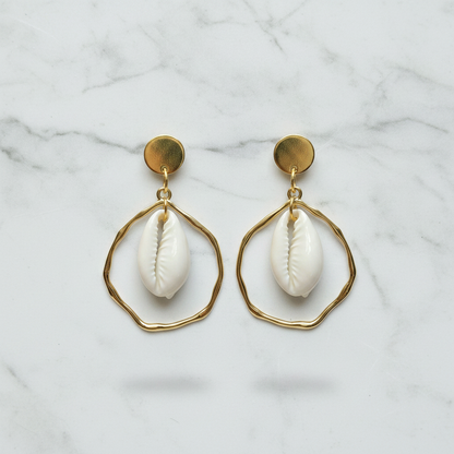 Gouden Schelpen Oorbellen met Organische Ring – Handgemaakte Statement Oorbellen