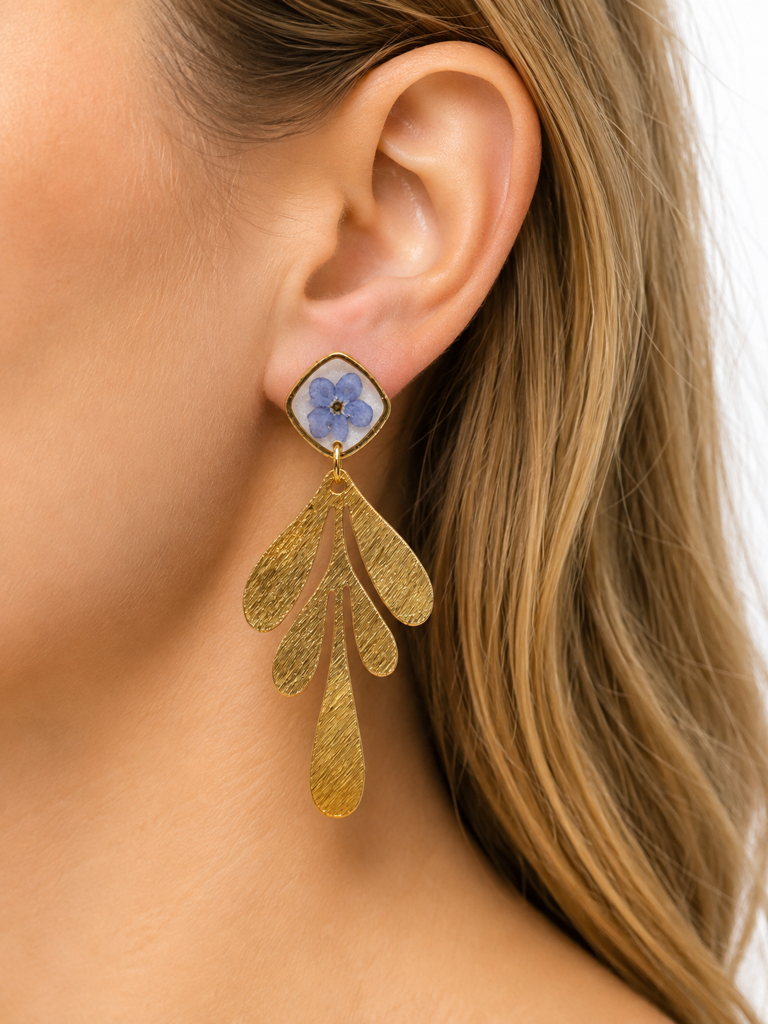 Blue Blossom – Gouden oorbellen met echte