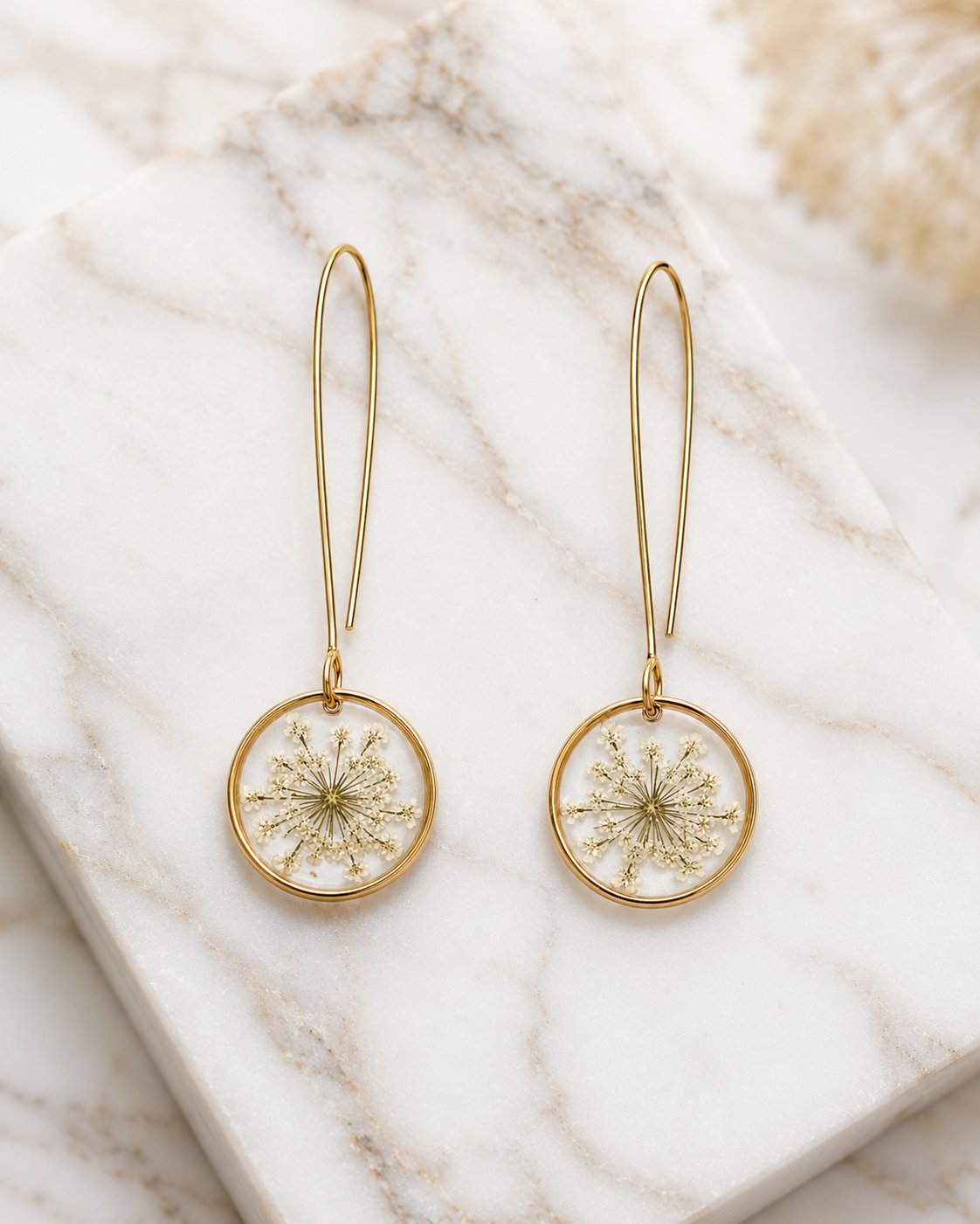 Gouden Bloemen Oorbellen – Handgemaakt met Echte Droogbloemen