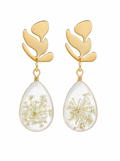 Gouden Oorbellen met Witte Droogbloemen – Botanisch & Handgemaakt