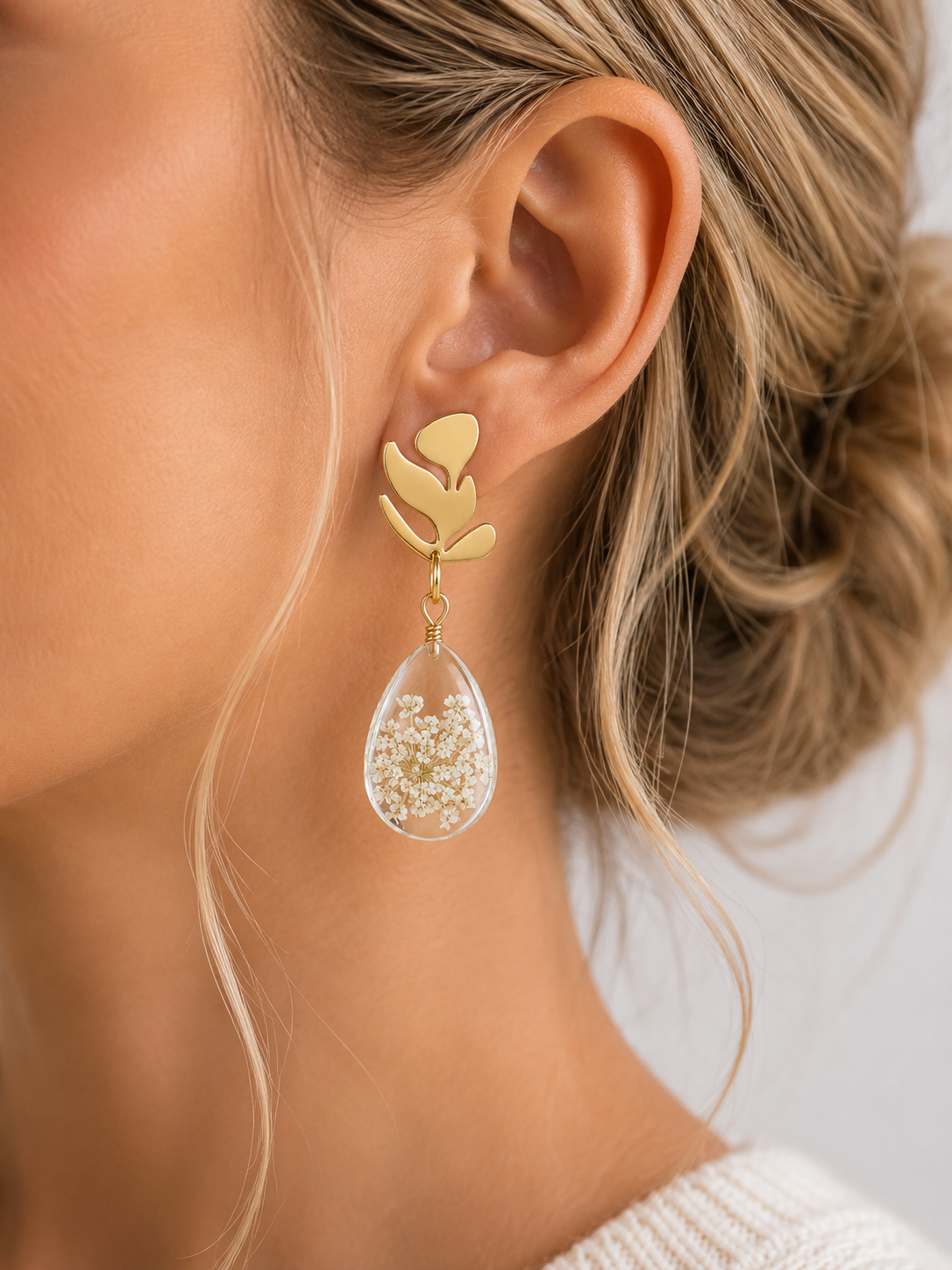 Gouden Oorbellen met Witte Droogbloemen – Botanisch & Handgemaakt