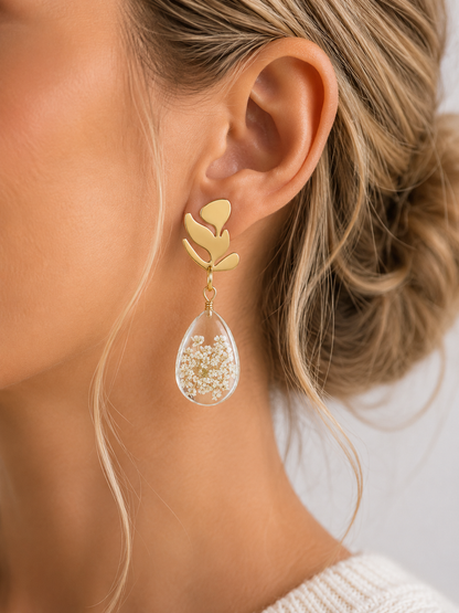 Gouden Oorbellen met Witte Droogbloemen – Botanisch & Handgemaakt